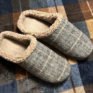 Isotoner Gray Textured Sole Slippers